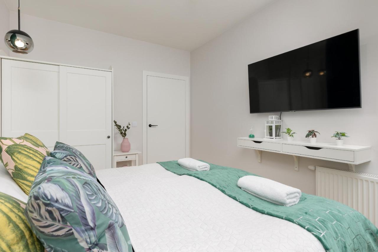 Arkadia Wola Apartment With Parking By Noclegi Renters Varsó Kültér fotó